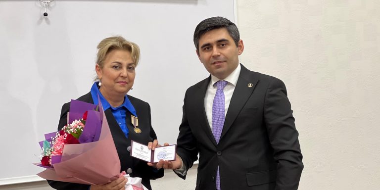 T. İsmayılov adına 6 saylı məktəb-liseyin direktoru Gülşən Orucova mükafatlandırılıb