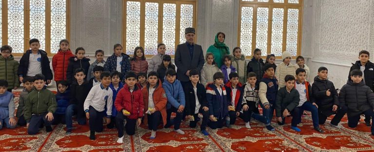 3 “B” sinfi “Həyat bilgisi” fənnindən “Dinləri tanıyaq” mövzusu ilə bağlı məscidə,kilsəyə və sinaqoqa ekskursiyada iştirak etmişdir